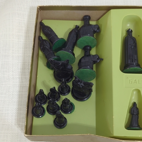 Gallant Knight Chess Set - Picture 9 of 11